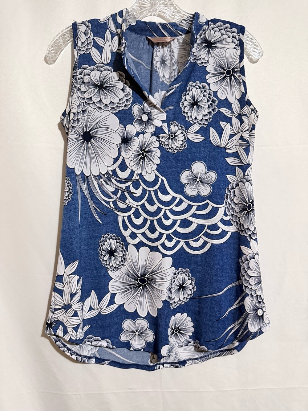 SJS Women’s M Blue/White Floral Knit V-Neck Sleeveless Pullover Blouse